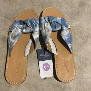 Universal Thread NWT sandals